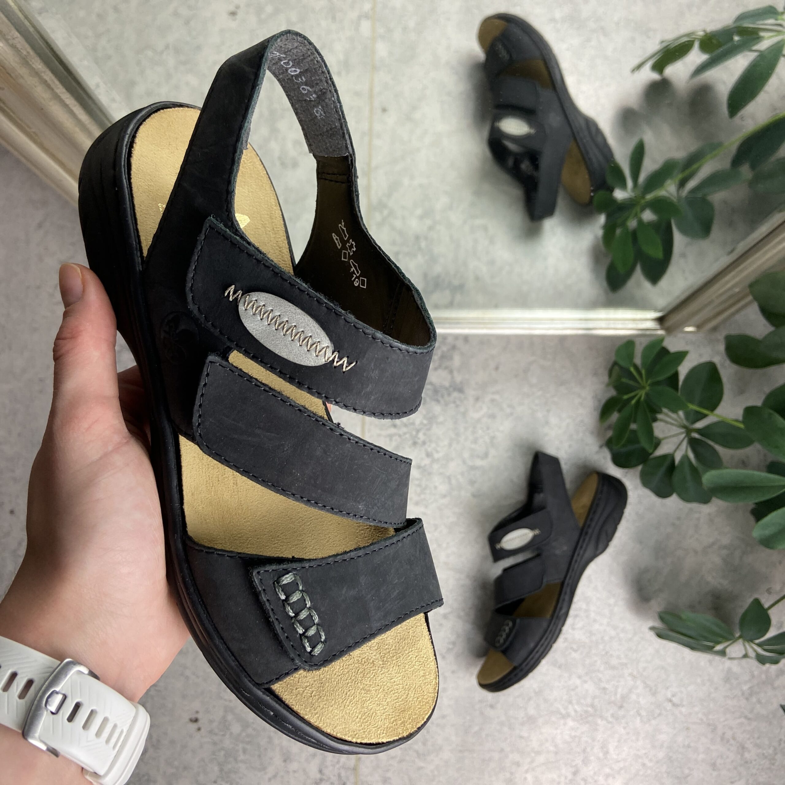Sort læder sandal Rieker med velcroremme og udtagelig sål - Sygeplejebutikken