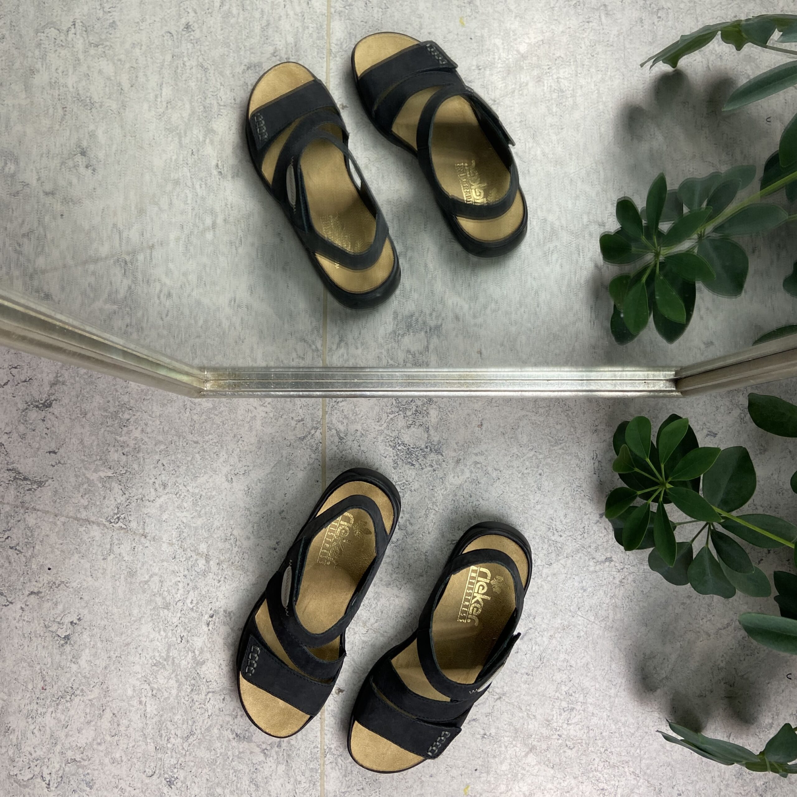 Sort læder sandal Rieker med velcroremme og udtagelig sål - Sygeplejebutikken
