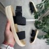 Sort sandal med 3 brede elastik remme