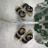 Sort sandal med 3 brede elastik remme