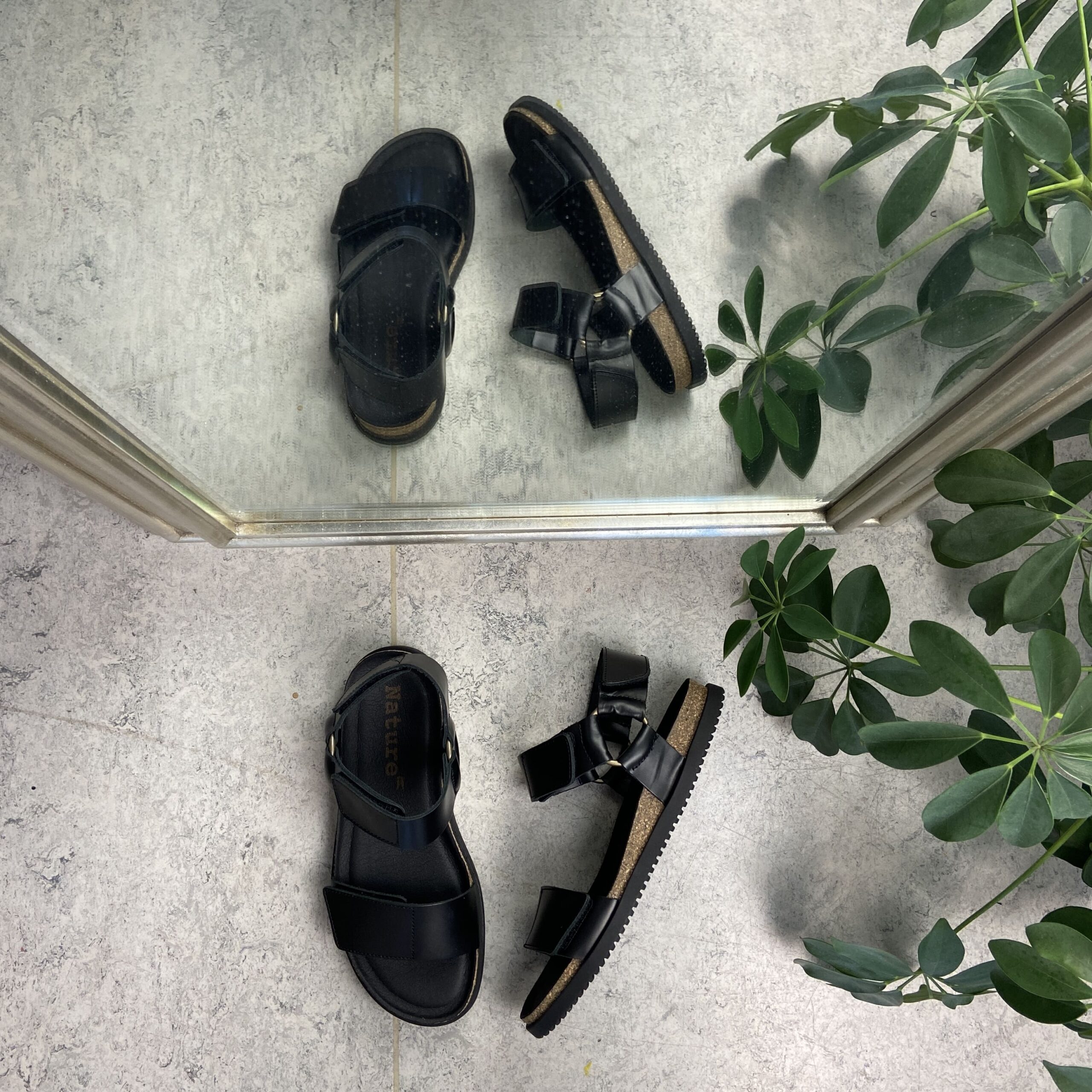 Nature sandal velcroremme i sort læder Sygeplejebutikken