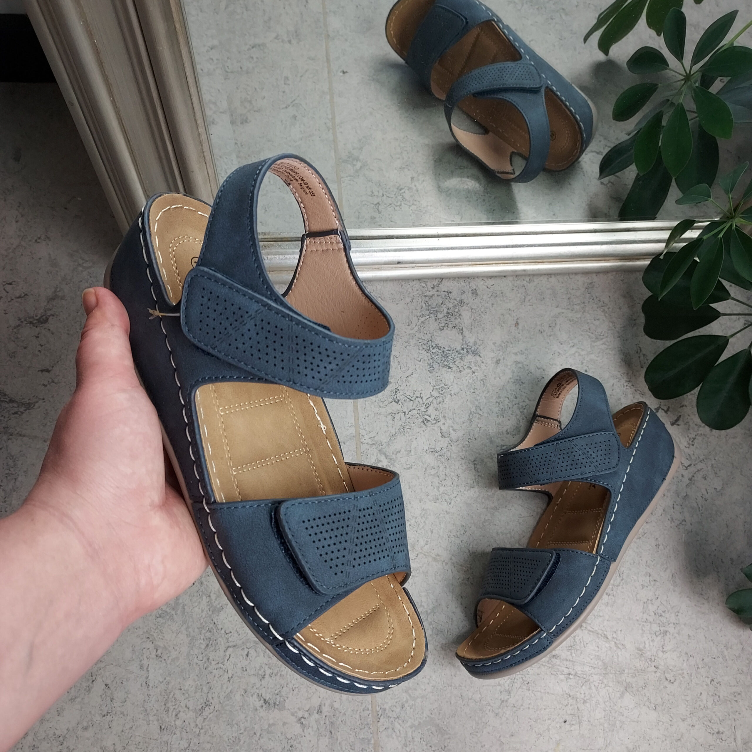 Blå sandal brede regulerbare remme - Sygeplejebutikken