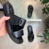 Sort skind slip on med justerbar rem fra Relaxshoe