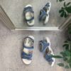 Blå sandal fra Green Comfort med fire indstillige remme