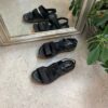 Sort skindsandal med fire indstillelige remme fra Relaxshoe