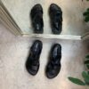 Sort skindsandal med fire indstillelige remme fra Relaxshoe