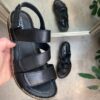 Sort skindsandal med fire indstillelige remme fra Relaxshoe