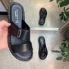 Sort skind slip on med justerbar rem fra Relaxshoe
