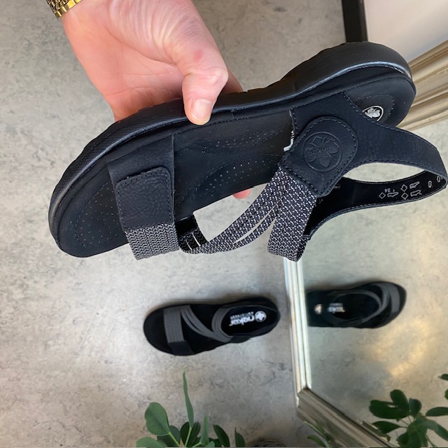 Billede af Sort sandal fra Rieker med elastik remme - 39