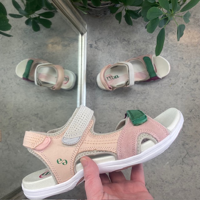 Se Bred sandal med indstillelige remme fra Green Comfort i pink farvekombination - 43 hos Sygeplejebutikken.dk