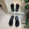 Sort skind slip on med justerbar rem fra Relaxshoe