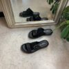Sort skind slip on med justerbar rem fra Relaxshoe