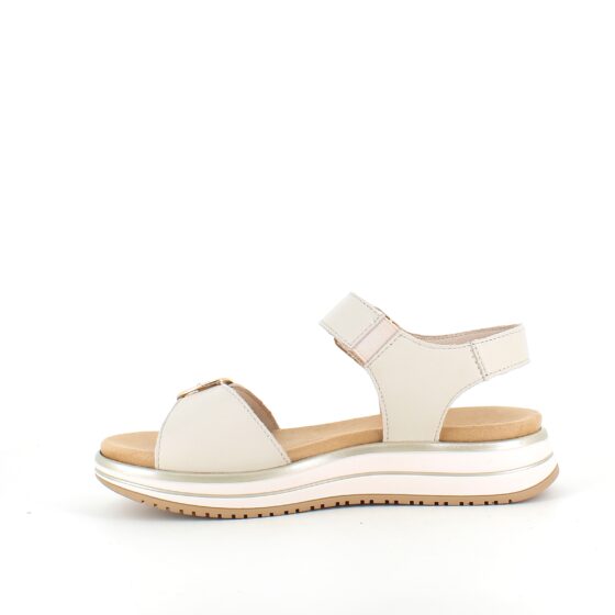Flot beige sandal fra Remonte med udtagelig indersål.