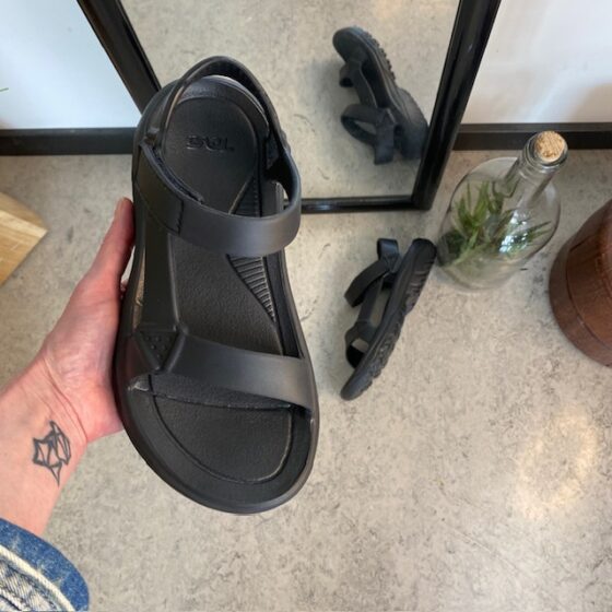 Sort Teva letvægtssandal med svangstøtte