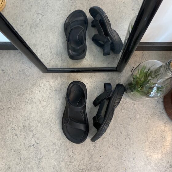 Sort Teva letvægtssandal med svangstøtte