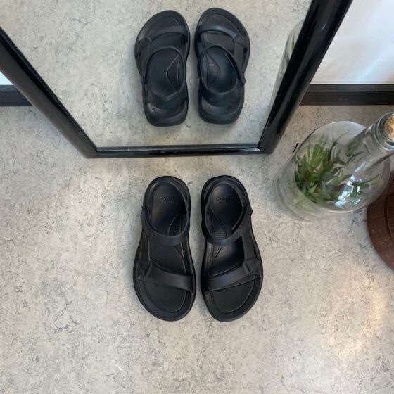 Sort Teva letvægtssandal med svangstøtte