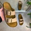 Lys brun slip on sandal i skind med brede remme