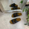 Sort slip on sandal i skind med brede remme