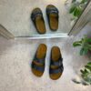 Sort slip on sandal i skind med brede remme