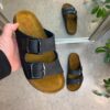 Sort slip on sandal i skind med brede remme