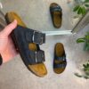 Sort slip on sandal i skind med brede remme