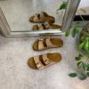 Lys brun slip on sandal i skind med brede remme