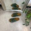 Olivengrøn slip on sandal i skind med smalle remme