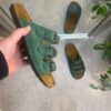 Olivengrøn slip on sandal i skind med smalle remme