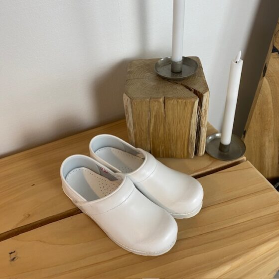 Hvid fleksibel Sanita-træsko med hælkappe.