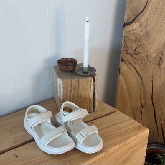 Hvid Gaitline sandal med gængesål