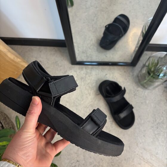 Sort Gaitline sandal med gængesål