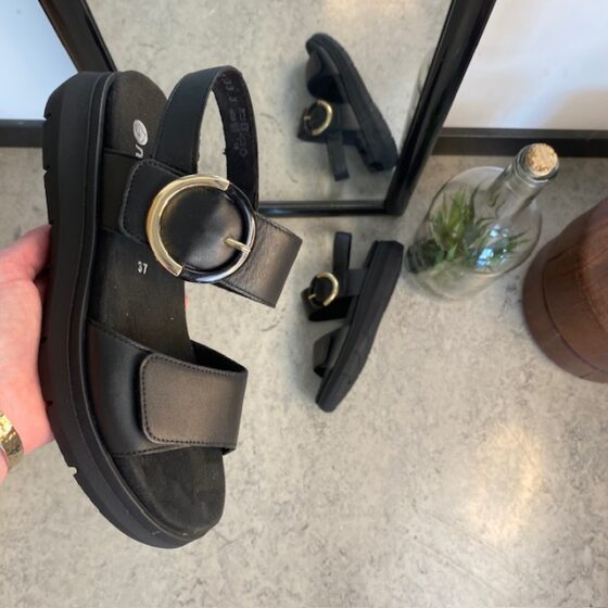 Sort Remonte skindsandal med udtagelig sål