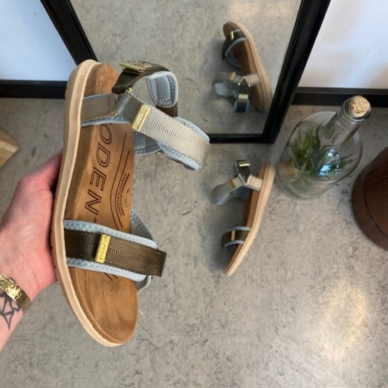 Lyseblå/grøn Woden sandal med god svangstøtte.