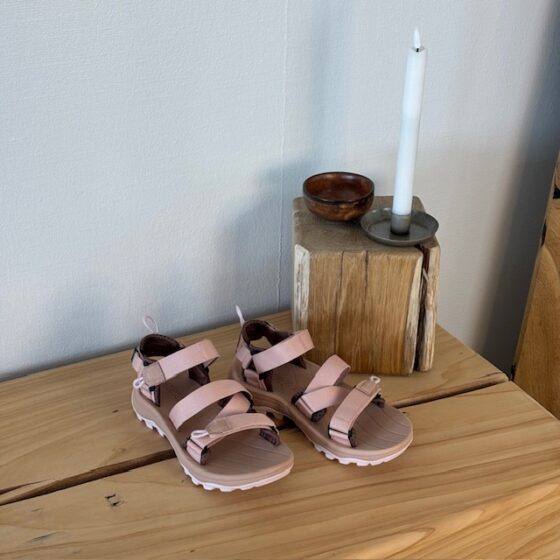 Rosa let vandresandal med god svangstøtte.