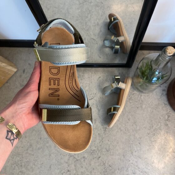 Lyseblå/grøn Woden sandal med god svangstøtte.