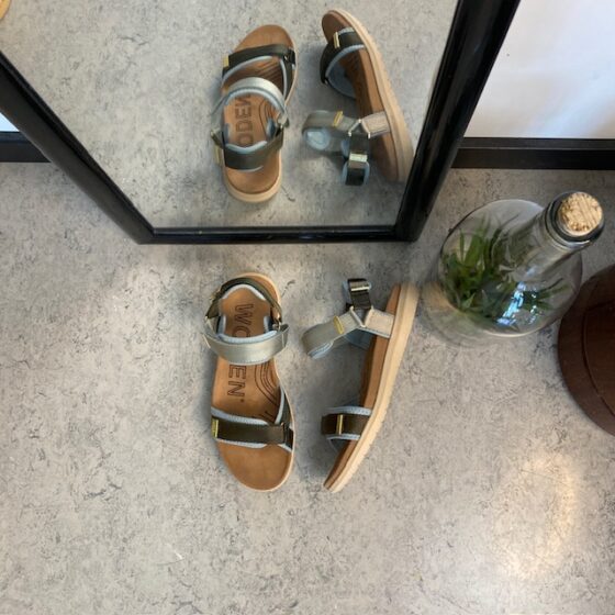 Lyseblå/grøn Woden sandal med god svangstøtte.