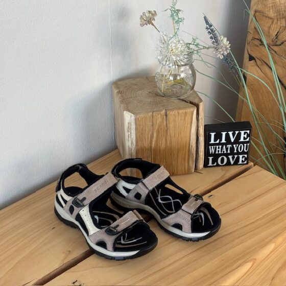 Beige og brun sportssandal