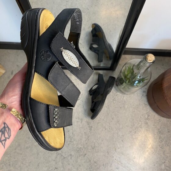 Sort skindsandal fra Rieker med udtagelig indersål.
