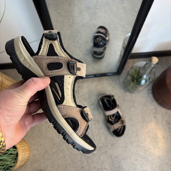 Beige og brun sportssandal