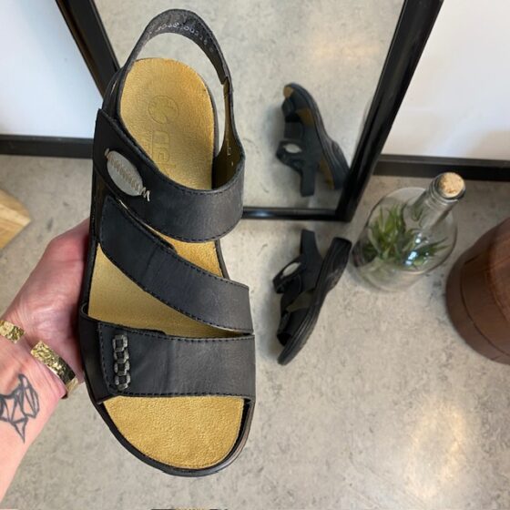 Sort skindsandal fra Rieker med udtagelig indersål.