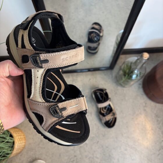 Beige og brun sportssandal