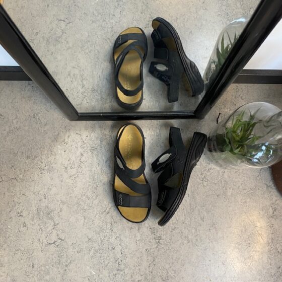 Sort skindsandal fra Rieker med udtagelig indersål.