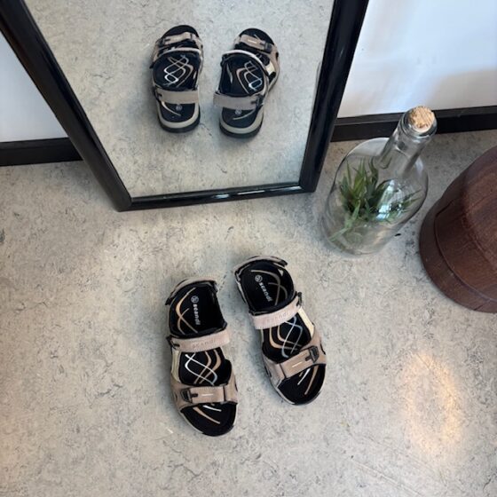 Beige og brun sportssandal