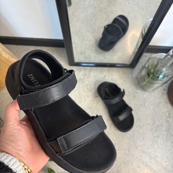 Sort Gaitline sandal med gængesål