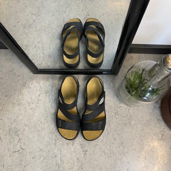 Sort skindsandal fra Rieker med udtagelig indersål.