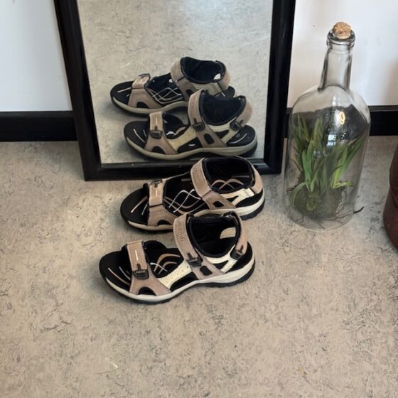 Beige og brun sportssandal
