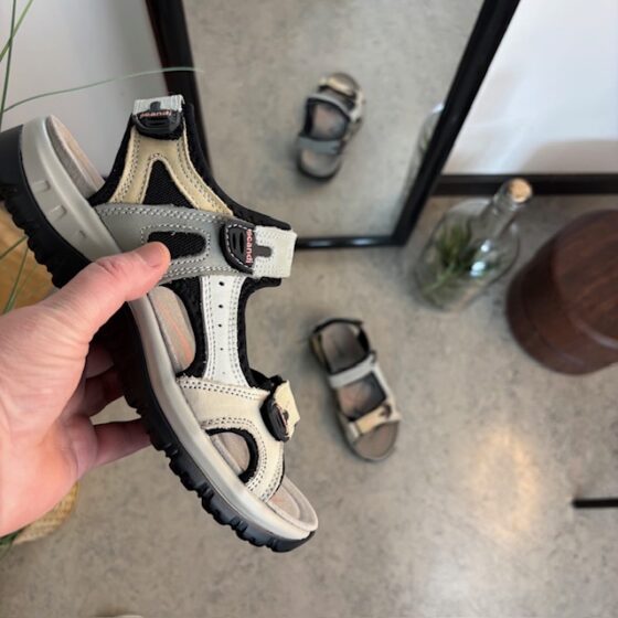 Beige sportssandal
