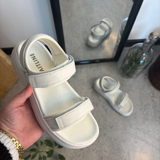 Hvid Gaitline sandal med gængesål