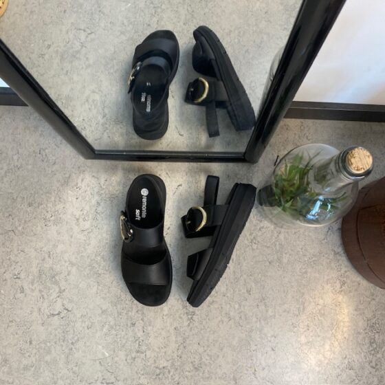 Sort Remonte skindsandal med udtagelig sål