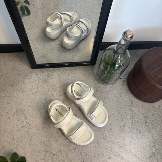 Hvid Gaitline sandal med gængesål